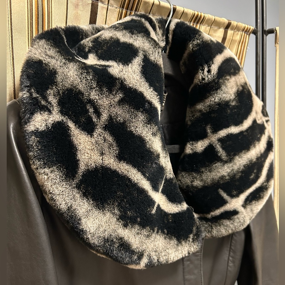 Leather jacket with faux Chinchilla trim - Picture 5 of 9